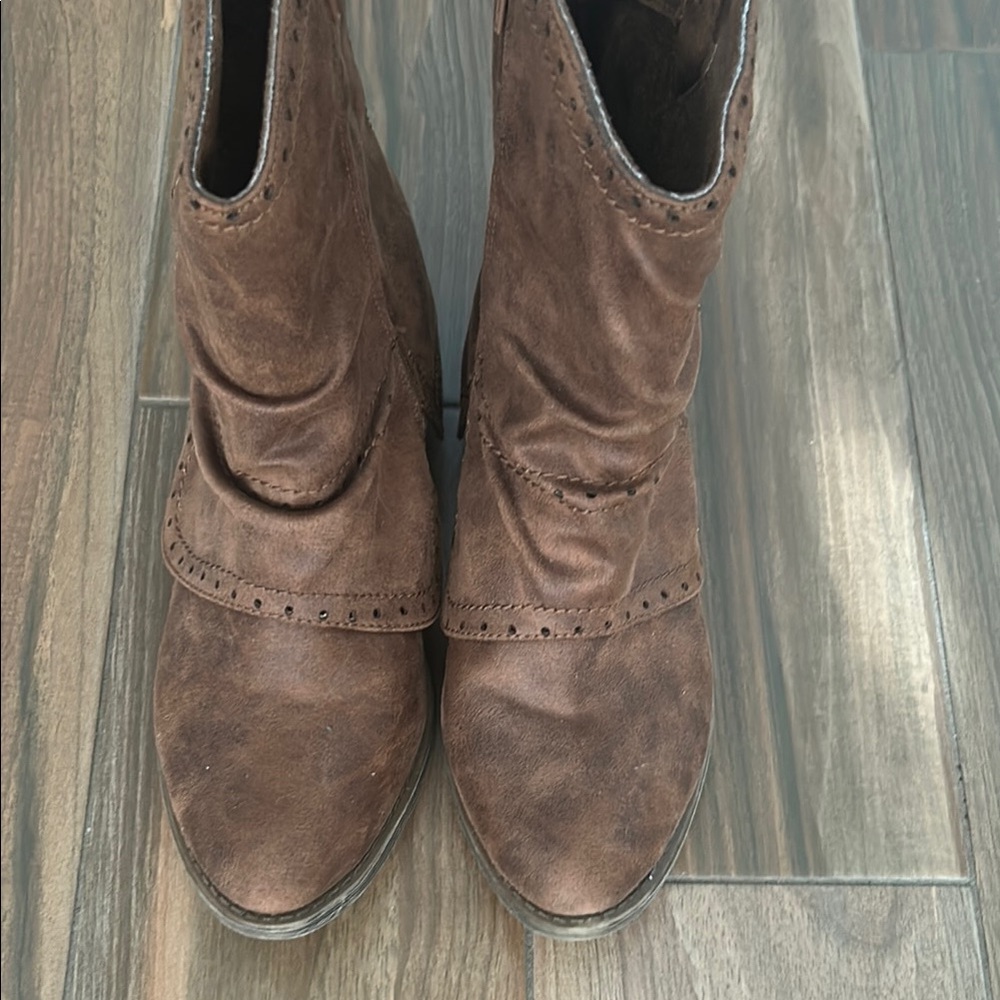 Very G Brown Ankle Booties with Western Stitching, used , great condition